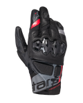 Alpinestars Belize V3 Drystar Gloves, krótkie motocyklowe rękawice adventure, czarne z czerwonymi i szarymi akcentami, twardy ochraniacz kostek z sześciokątnym wzorem, perforowane panele skórzane, napis „ADVENTURE” na nadgarstku
