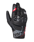 Alpinestars Belize V3 Drystar Gloves, krótkie motocyklowe rękawice adventure, czarne z czerwonymi i szarymi akcentami, twardy ochraniacz kostek z sześciokątnym wzorem, perforowane panele skórzane, napis „ADVENTURE” na nadgarstku
