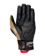 Alpinestars Belize V3 Drystar® Gloves, widok dłoni krótkiej rękawicy motocyklowej w kolorze czarnym i Gobi Brown, skórzana konstrukcja ze wzmocnioną dłonią, perforowane detale i czerwona pętelka.
