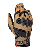 Rękawice Alpinestars Belize V3 Drystar, motocyklowe rękawice adventure, brązowe Gobi Brown i czarne, z wtryskiwanym ochraniaczem kostek SP, krótki mankiet, perforowane panele skórzane, pomarańczowe akcenty i logo Alpinestars na mankiecie