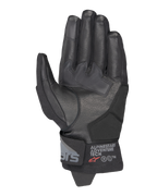 Rękawice Alpinestars Corozal V3 Drystar®, czarne, widok od strony dłoni ukazujący skórzaną konstrukcję ze wzmocnieniami, krótki mankiet z brandingiem Alpinestars Adventure Tech, końcówki palców kompatybilne z ekranami dotykowymi, wytrzymały sprzęt motocyklowy adventure na każdą pogodę.