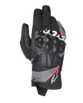 Rękawice Alpinestars Corozal V3 Drystar®, motocyklowe rękawice adventure, czarne z ciemnoszarymi i czerwonymi akcentami fluo, widok z góry na skórzane ochraniacze kostek SP, konstrukcja tekstylno-skórzana, krótki mankiet, wodoodporna odzież adventure