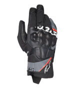 Rękawice Alpinestars Corozal V3 Drystar®, motocyklowe rękawice adventure, czarne z ciemnoszarymi i czerwonymi akcentami fluo, widok z góry na skórzane ochraniacze kostek SP, konstrukcja tekstylno-skórzana, krótki mankiet, wodoodporna odzież adventure