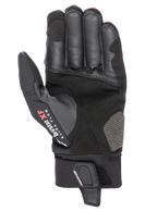 Rękawice Alpinestars Hyde XT Drystar® XF, rękawice motocyklowe, czarne i jaskrawoczerwone, widok od strony dłoni pokazujący konstrukcję ze wzmocnionego syntetycznego zamszu, oznaczenie Drystar XF Extra Flow na kciuku oraz regulowaną patkę zapięcia na nadgarstku