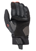 Rękawice Alpinestars Hyde XT Drystar® XF, rękawice motocyklowe, czarno-czerwone, widok dłoni pokazujący wzmocnioną konstrukcję z syntetycznego zamszu, logo Drystar XF na kciuku oraz regulowany pasek na nadgarstku