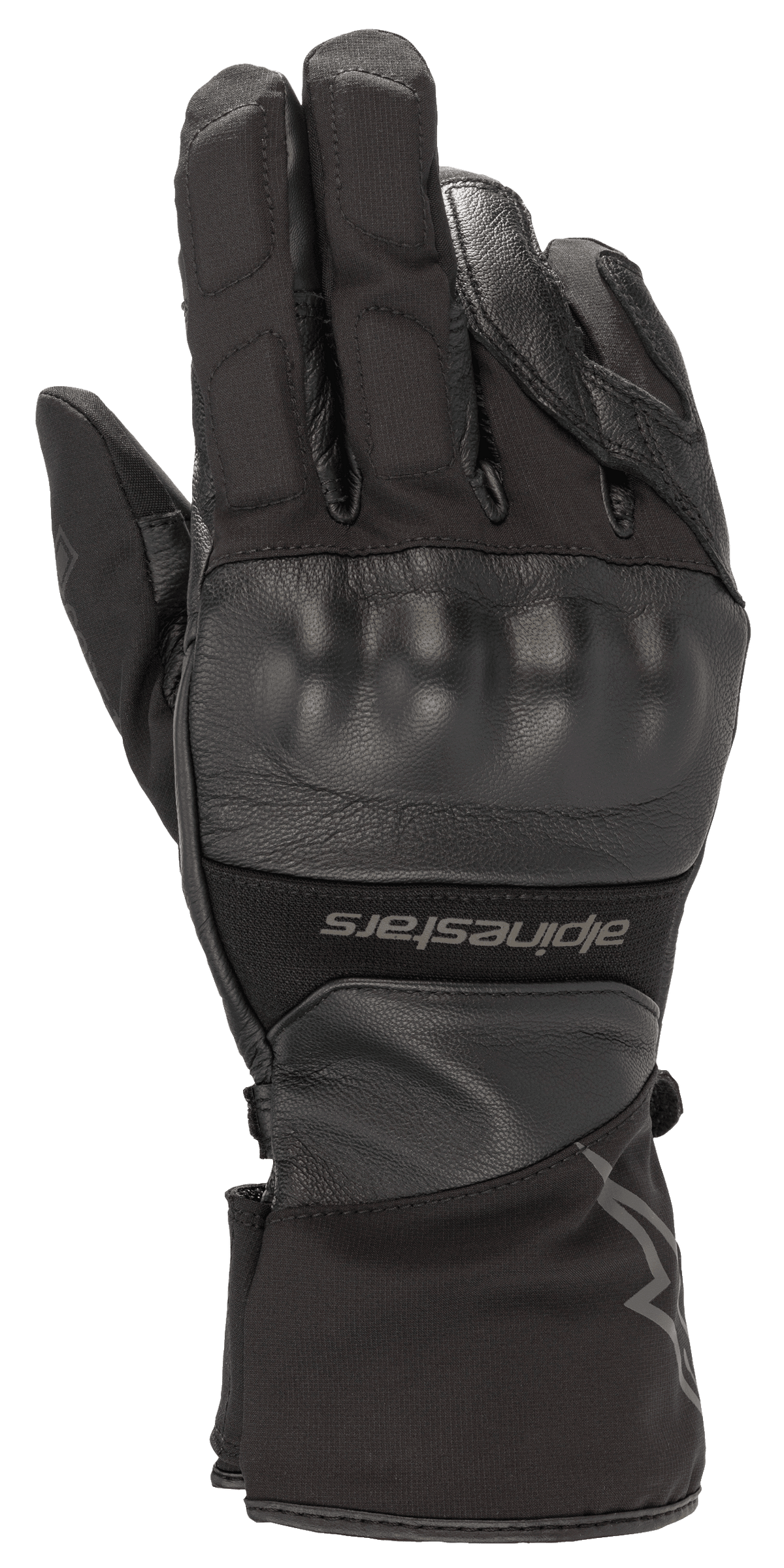 Alpinestars Range 2 In One GORE-TEX Glove With Goregrip Tech, czarna rękawica motocyklowa, widok wierzchu dłoni z formowanym ochraniaczem kostek, konstrukcja skórzano-tekstylna, długi mankiet z brandingiem Alpinestars, wodoodporny sprzęt adventure touring