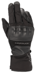 Alpinestars Range 2 In One GORE-TEX Glove With Goregrip Tech, czarna rękawica motocyklowa, widok wierzchu dłoni z formowanym ochraniaczem kostek, konstrukcja skórzano-tekstylna, długi mankiet z brandingiem Alpinestars, wodoodporny sprzęt adventure touring