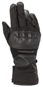 Alpinestars Range 2 In One GORE-TEX Glove With Goregrip Tech, czarna rękawica motocyklowa, widok wierzchu dłoni z formowanym ochraniaczem kostek, konstrukcja skórzano-tekstylna, długi mankiet z brandingiem Alpinestars, wodoodporny sprzęt adventure touring