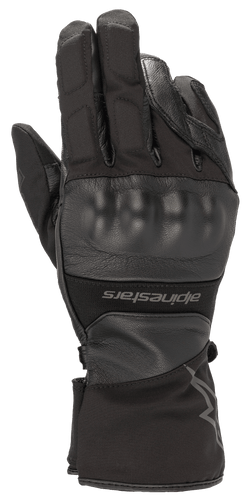 Alpinestars Range 2 In One GORE-TEX Glove With Goregrip Tech, czarna rękawica motocyklowa, widok wierzchu dłoni z formowanym ochraniaczem kostek, konstrukcja skórzano-tekstylna, długi mankiet z brandingiem Alpinestars, wodoodporny sprzęt adventure touring
