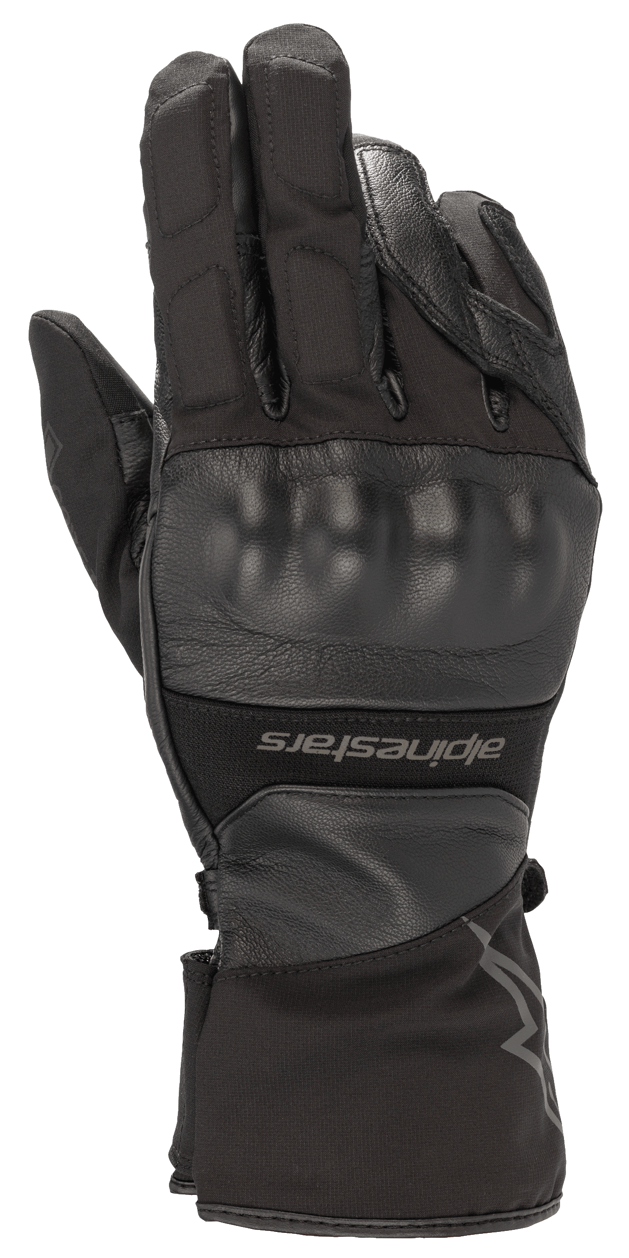 Alpinestars Range 2 In One GORE-TEX Glove With Goregrip Tech, czarna rękawica motocyklowa, widok wierzchu dłoni z formowanym ochraniaczem kostek, konstrukcja skórzano-tekstylna, długi mankiet z brandingiem Alpinestars, wodoodporny sprzęt adventure touring