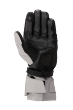 Alpinestars WR-X GORE-TEX Gloves, zimowe rękawice motocyklowe, ciemnoszare, jasnoszare i czarne, widok od strony dłoni przedstawiający skórzaną konstrukcję, wzmocnienia z syntetycznego zamszu, palec wskazujący kompatybilny z ekranami dotykowymi oraz długi mankiet zapewniający ochronę przed pogodą