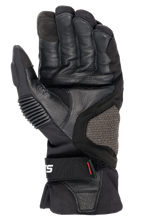 Alpinestars Boulder GORE-TEX Gloves, czarne, rękawice motocyklowe, widok od strony dłoni prezentujący trwałą konstrukcję z koziej skóry, wyściełane wzmocnienia, boczny panel ARshield i ergonomiczne zapięcie nadgarstka