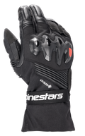 Alpinestars Boulder GORE-TEX Gloves, czarne rękawice motocyklowe, twardy ochraniacz kostek z czerwonym logo, oznaczenie GORE-TEX, elastyczne panele harmonijkowe, pasek na nadgarstku z białym logo Alpinestars, wytrzymała konstrukcja tekstylno-skórzana