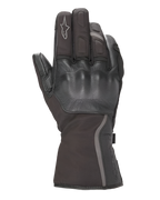 Rękawice damskie Alpinestars Stella Tourer W-7 Drystar®, czarne, widok z wierzchu, twardy ochraniacz kostek pokryty skórą, długi mankiet turystyczny z odblaskową lamówką, logo Alpinestars na palcu wskazującym, wodoodporna konstrukcja tekstylno-skórzana