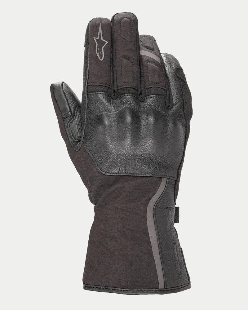 Alpinestars Stella Tourer W-7 Drystar® Gloves, damskie zimowe rękawice motocyklowe, czarne, konstrukcja ze skóry i softshellu, twarde ochraniacze kostek pokryte skórą, srebrne odblaskowe akcenty, logo Alpinestars na palcu