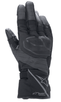 Alpinestars Stella Andes V3 Drystar, damskie rękawice motocyklowe, kolor Black Anthracite, widok wierzchu dłoni ze zintegrowanym ochraniaczem kostek, odblaskowe panele ripstop, logo Alpinestars i branding Drystar Performance na mankiecie, odzież motocyklowa adventure touring