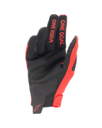 Alpinestars Youth 2024 Radar Gloves, młodzieżowe rękawice motocrossowe, czerwono-czarne, widok od strony dłoni wykonanej z syntetycznego zamszu, napis „ONE GOAL ONE VISION” na palcach, lekki sprzęt do jazdy off-road