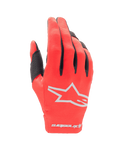 Alpinestars Youth 2024 Radar Gloves, młodzieżowe rękawice motocrossowe, czerwone i srebrne, widok na grzbiet dłoni z białym logo gwiazdy i napisem na mankiecie, lekki rozciągliwy materiał z czarnymi akcentami na palcach, wytrzymały sprzęt off-road