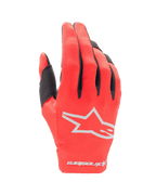 Alpinestars Youth 2024 Radar Gloves, młodzieżowe rękawice motocrossowe, czerwone i srebrne, widok na grzbiet dłoni z białym logo gwiazdy i napisem na mankiecie, lekki rozciągliwy materiał z czarnymi akcentami na palcach, wytrzymały sprzęt off-road