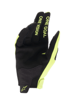 Alpinestars Youth 2024 Radar Gloves, rękawice motocrossowe, czarno-żółte fluo, widok od strony dłoni z konstrukcją z syntetycznego zamszu, żółty fluorescencyjny napis „ONE GOAL ONE VISION” na palcach, wytrzymała konstrukcja do wyścigów off-road