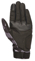 Alpinestars Youth Reef Gloves, młodzieżowe rękawice motocyklowe, czarno-szary kamuflaż, widok dłoni z syntetycznego zamszu z teksturowanym uchwytem, wzór moro na kciuku i nadgarstku, palec wskazujący kompatybilny z ekranami dotykowymi, styl miejski
