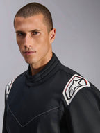 Alpinestars Kart Indoor V2 Suit, czarny, zbliżenie na ramiona i kołnierz, białe naramienniki z czarnym logo Astars, ergonomiczna konstrukcja kołnierza, wytrzymała konstrukcja z polibawełnianego kepru do kartingu halowego