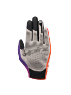 Alpinestars Sim Gloves Graphic 2, rękawice do simracingu, pomarańczowy neonowy, fioletowy i biały, widok dłoni prezentujący szarą tkaninę z czarnymi kropkami antypoślizgowymi 3D, opuszki palców kompatybilne z ekranami dotykowymi, krótki mankiet dla precyzji w wirtualnych wyścigach