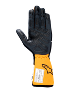 Rękawice Alpinestars Tech-1 Race V4, samochodowe rękawice wyścigowe, widok od strony dłoni w kolorze czarnym i pomarańczowym fluo, z silikonowym wzorem zwiększającym przyczepność na dłoni i palcach, przedłużony pomarańczowy mankiet z etykietą homologacji FIA i logo Astars