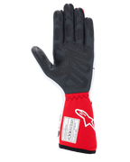 Alpinestars Tech-1 Race V4 Gloves, samochodowe rękawice wyścigowe, biało-czerwone, widok od strony dłoni z czarnymi silikonowymi wzorami poprawiającymi chwyt i etykietą certyfikacyjną FIA 8856-2018 na czerwonym mankiecie, profesjonalny sprzęt do sportów motorowych