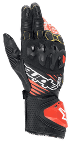 Alpinestars GP Tech V2, wyścigowe rękawice motocyklowe, czarno-biało-czerwone Fluo, z ochraniaczem kostek o podwójnej gęstości, perforowaną skórą z żółtymi szwami i czerwonym sliderem mankietu DFS, profesjonalny design wyścigowy