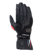 Rękawice motocyklowe Alpinestars Honda SP-8 V3, czarne z czerwonymi i niebieskimi akcentami, widok od strony dłoni, konstrukcja ze skóry pełnoziarnistej, wzmocniony slider dłoni, perforowane detale, przedłużony mankiet z logo Alpinestars