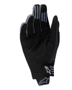Alpinestars Techstar Gloves 2025, rękawice motocrossowe, czarne, widok dłoni z syntetycznego zamszu z perforowanymi detalami, silikonowe elementy na opuszkach palców, białe logo Alpinestars na zapięciu nadgarstka