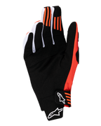 Alpinestars 2025 Techstar Gloves, rękawice motocrossowe, czarno-pomarańczowe, widok od strony dłoni z syntetycznym zamszem, pomarańczowy silikonowy nadruk na palcu wskazującym i środkowym, formowane zapięcie z białym logo Alpinestars.