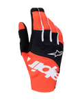 Alpinestars Techstar Gloves 2025, rękawice motocrossowe, czarne i jaskrawopomarańczowe, biały branding Alpinestars na grzbiecie dłoni, białe logo gwiazdy na czarnym panelu kostek, profesjonalna odzież tekstylna do wyścigów off-road