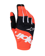 Alpinestars Techstar Gloves 2025, rękawice motocrossowe, czarne i jaskrawopomarańczowe, biały branding Alpinestars na grzbiecie dłoni, białe logo gwiazdy na czarnym panelu kostek, profesjonalna odzież tekstylna do wyścigów off-road