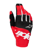 Rękawice Alpinestars Techstar 2025, rękawice motocrossowe, czarne i jaskrawoczerwone z białymi akcentami, duże sublimowane logo Alpinestars na grzbiecie dłoni i logo gwiazdy na kostkach, wytrzymała elastyczna tkanina do wyścigów off-road