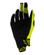 Alpinestars Techstar Gloves 2025, rękawice motocrossowe, czarno-żółte fluo, widok od strony dłoni z wzmocnionym syntetycznym zamszem, silikonowe paski na pierwszym i drugim palcu oraz bezpieczne zapięcie na nadgarstku z żółtym logo