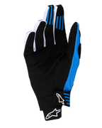 Alpinestars 2025 Techstar Gloves, rękawice motocrossowe, czarno-niebieskie, widok od strony dłoni przedstawiający wzmocnioną konstrukcję z syntetycznego zamszu, niebieskie silikonowe uchwyty na palcach oraz bezszwowe zapięcie nadgarstka z białymi logotypami Astars.