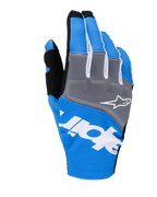 Rękawice Alpinestars Techstar 2025, rękawice motocrossowe, niebieskie i szare z białymi i czarnymi akcentami, białe logo gwiazdy na panelu kostek, wyraźny biały branding na grzbiecie dłoni, żebrowana konstrukcja tekstylna do wyścigów off-road