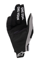 Alpinestars 2025 Radar Pro Gloves, rękawice motocrossowe, czarne z szarymi akcentami, widok dłoni z napisem „ONE GOAL ONE VISION” na palcach, materiał z syntetycznego zamszu, minimalistyczny design zapewniający wydajność w terenie