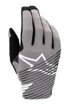Rękawice Alpinestars 2025 Radar Pro, rękawice motocrossowe, szare z czarnymi i białymi akcentami, oddychający grzbiet z siatki rozciągliwej w 4 kierunkach, białe logo z gwiazdą, czarny wzór w ukośne paski, minimalistyczny styl wyścigowy