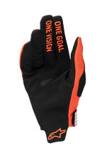 Alpinestars 2025 Radar Pro Gloves, rękawice motocrossowe, pomarańczowo-czarne, widok od strony dłoni z napisem „ONE GOAL ONE VISION” na palcach i pomarańczowym logo na nadgarstku, konstrukcja z syntetycznego zamszu i oddychającej siateczki