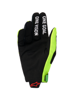 Alpinestars 2026 Radar Pro Gloves, widok od strony dłoni rękawicy motocrossowej, czarny syntetyczny zamsz z białymi napisami „ONE GOAL” i „ONE VISION” na palcach, jaskrawy neonowy żółty panel boczny z siateczki, czerwone logo Alpinestars na nadgarstku, minimalistyczny sprzęt wyczynowy do jazdy terenowej
