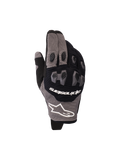 Alpinestars 2026 Pro-Dura Gloves, rękawice motocyklowe, czarno-szare, dwuczęściowa ochrona kostek TPR o sześciokątnym wzorze, białe logo Alpinestars, wielopanelowa elastyczna konstrukcja z siatki, przeznaczone do jazdy enduro i off-road.