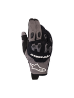 Alpinestars 2026 Pro-Dura Gloves, rękawice motocyklowe, czarno-szare, dwuczęściowa ochrona kostek TPR o sześciokątnym wzorze, białe logo Alpinestars, wielopanelowa elastyczna konstrukcja z siatki, przeznaczone do jazdy enduro i off-road.