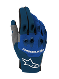 Alpinestars Pro-Dura Gloves 2026, rękawice motocrossowe i enduro, granatowe i jasnoniebieskie z białymi elementami, dwuczęściowa ochrona kostek TPR, wielopanelowa elastyczna konstrukcja, białe logo na mankiecie i oznaczenie marki na wierzchu dłoni, techniczny design off-road