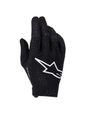Rękawice Alpinestars Supertech MX, rękawice motocrossowe, czarno-białe, widok na wierzch dłoni z dużym białym logo Astars, laserowo wycinane perforacje dla wentylacji, bezszwowa ergonomiczna konstrukcja do wyścigów off-road