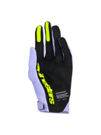 Rękawice Alpinestars Supertech MX, rękawice motocrossowe, lawendowy fiolet i neonowy żółty, widok od strony dłoni z czarnym perforowanym materiałem, neonowożółte silikonowe uchwyty na palcu wskazującym i środkowym, wyraźne żółte logo Alpinestars oraz napis „Race Spec Production”, wysokiej jakości sprzęt do wyścigów terenowych