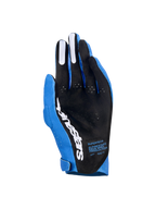 Rękawice Alpinestars Supertech MX, rękawice motocrossowe, błękitne i ciemnoniebieskie z białymi akcentami, widok dłoni z czarnym perforowanym materiałem, białe logo Alpinestars, silikonowe uchwyty na palcach, napisy techniczne, profesjonalny sprzęt wyścigowy off-road