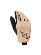 Alpinestars Reef V2 Gloves, rękawice motocyklowe, piaskowe i czarne, miejski design z krótkim mankietem i wentylowaną elastyczną tkaniną, czarne logo gwiazdy na wierzchu dłoni i napis Alpinestars na palcu wskazującym, nowoczesna odzież do jazdy szosowej